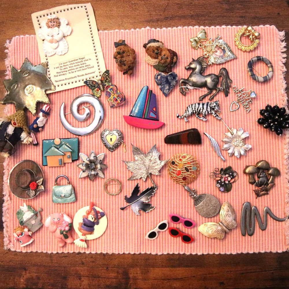 HUGE (36) LOT of VINTAGE PINS/BROOCHES !    All kinds and materials and colors.